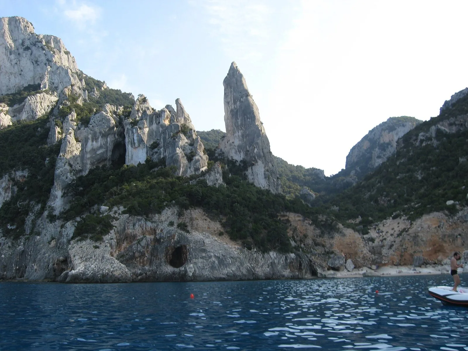 La guglia calcarea che svetta sopra l'acqua turchese di Cala Goloritze