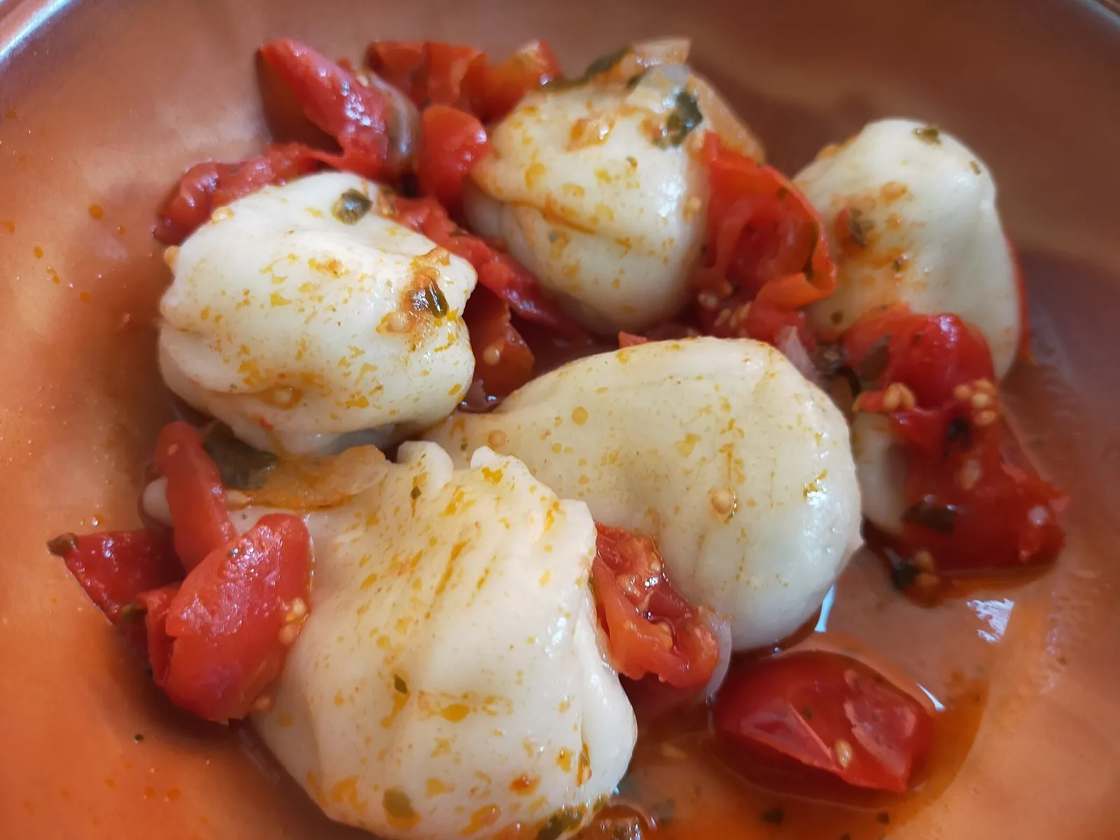 Culurgiones conditi con sugo di pomodoro, il piatto simbolo dell'Ogliastra