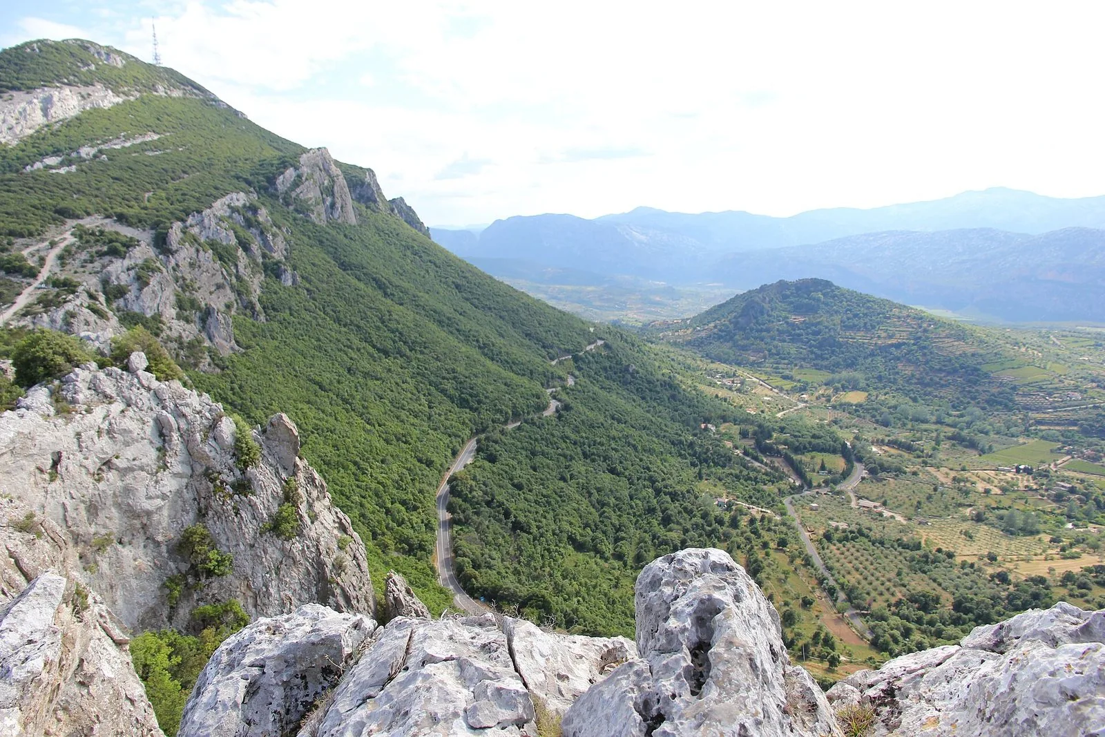 Un tratto della strada statale 125 Orientale Sarda fra le rocce della costa